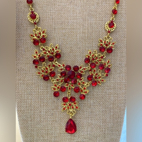 Gold Tone Necklace with‎ Red Stones - Picture 5 of 6